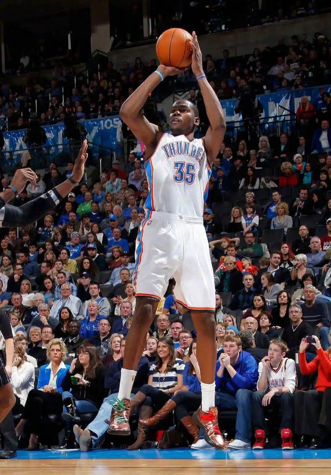 杜兰特回归赛场,突破纪录首场状态亮眼,法国队观众沸腾! 杜兰特回归赛场,突破纪录首场状态亮眼,法国队观众沸腾!